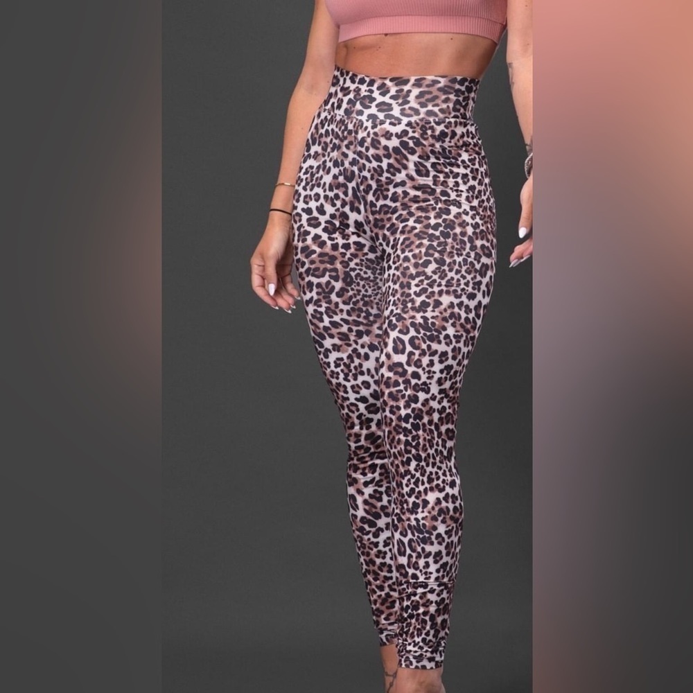 By Egreis leopard print leggings size large.